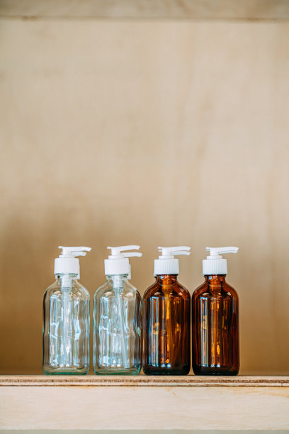 迷你玻璃泵顶瓶在货架上出售在零废物商店图片下载