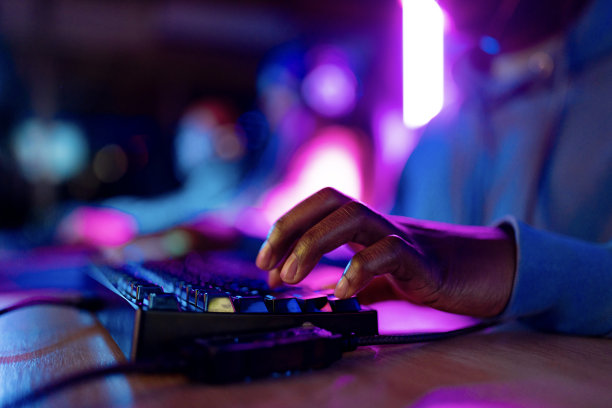 近距离的黑人男子使用键盘在视频游戏。图片下载