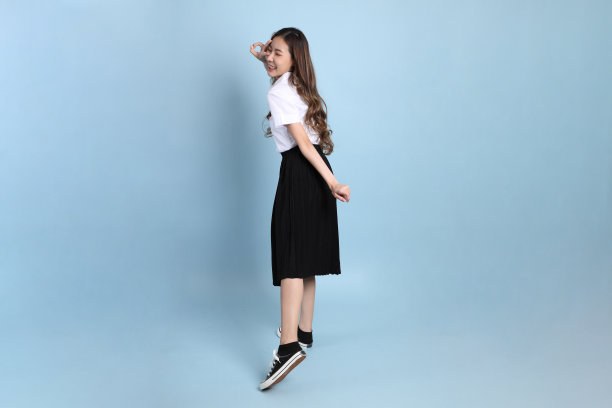 穿校服的女孩图片下载