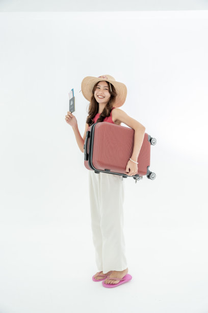 亚洲女性带着行李箱、护照和旅行门票的照片。孤立在白色背景上图片下载