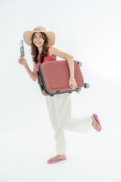 亚洲女性带着行李箱、护照和旅行门票的照片。孤立在白色背景上图片下载