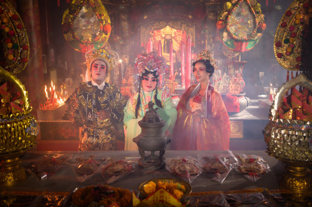 男女戏曲演员点燃蜡烛，向神灵祈祷，以增进自己的繁荣图片下载