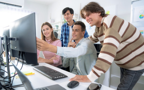 一群员工在办公室进行头脑风暴和团队合作。图片下载