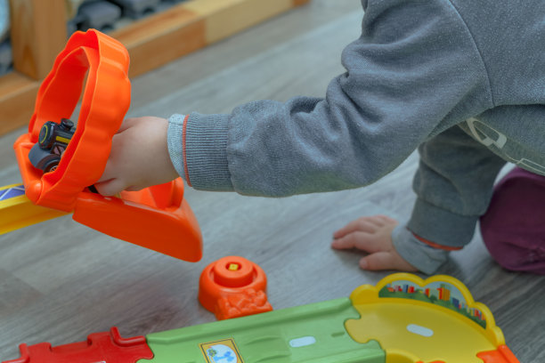 小男孩玩蓝色火车图片下载