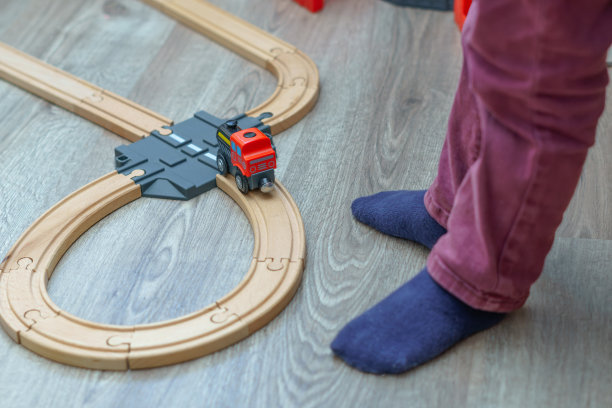 男孩玩他的木制火车图片下载