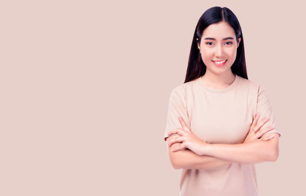 快乐的年轻的亚洲女孩手交叉牙齿微笑漂亮的年轻女人得到快乐和友好的微笑美丽的女人看着相机和想象复制空间与交叉的手臂孤立图片下载