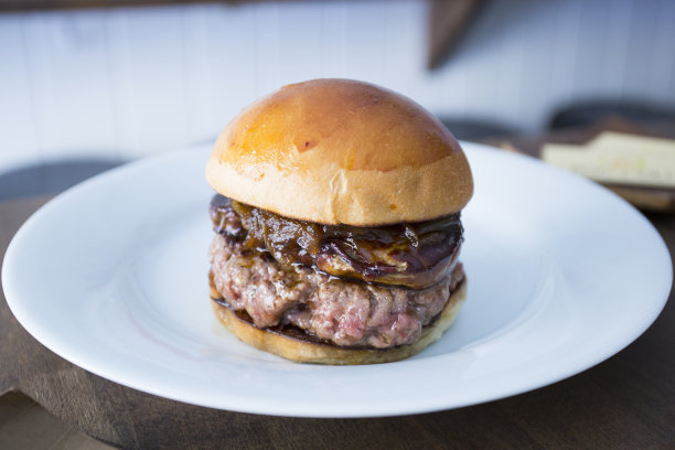 正宗的顶级美式汉堡配鹅肝酱。图片下载