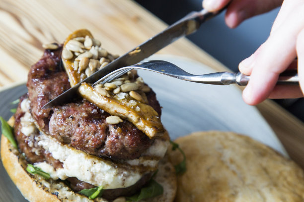 正宗的顶级美式汉堡配鹅肝酱。图片下载