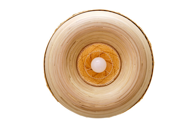 竹木枝形吊灯与一盏灯，底部视图，孤立在白色背景图片下载