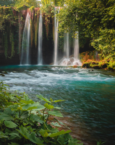 绿色公园里美丽的瀑布。土耳其安塔利亚上杜登瀑布。图片下载