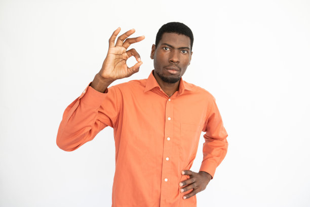 自信的年轻人做好的姿态的肖像图片下载