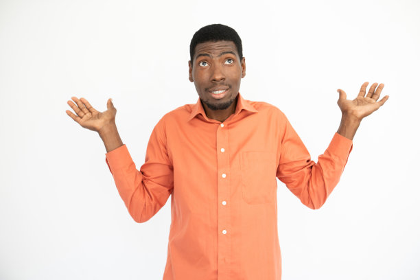 困惑的年轻人耸肩的肖像图片下载