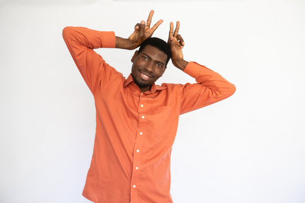 滑稽的年轻人做兔子耳朵的肖像图片下载