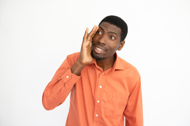 画像快乐的年轻人讲八卦捂嘴图片下载