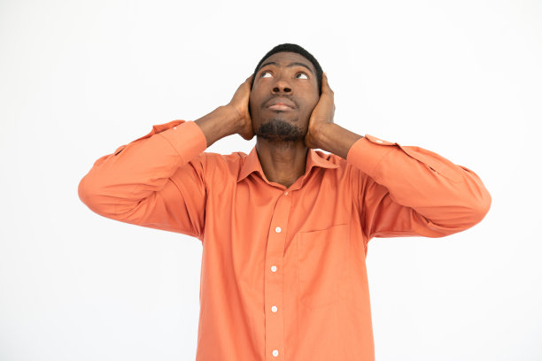 无知的年轻人用手捂住耳朵的肖像图片下载