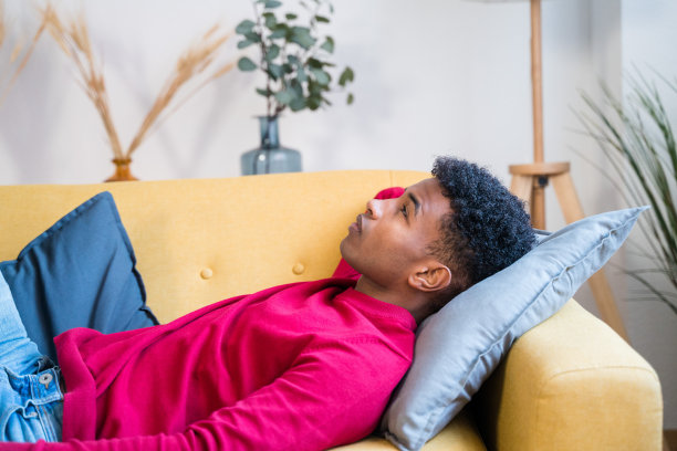 快乐的黑人男子在沙发上休息图片下载