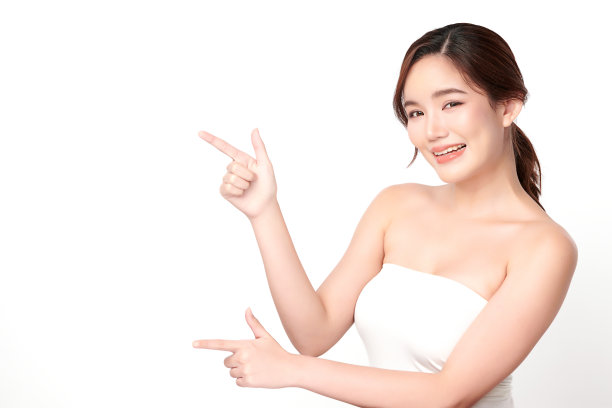 美丽年轻的亚洲女性与清洁新鲜的皮肤在白色的背景，面部护理，面部治疗，美容，美容和水疗，亚洲女性肖像。图片下载