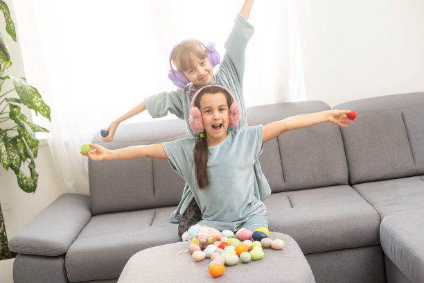 两个可爱的小姐妹在复活节图片下载