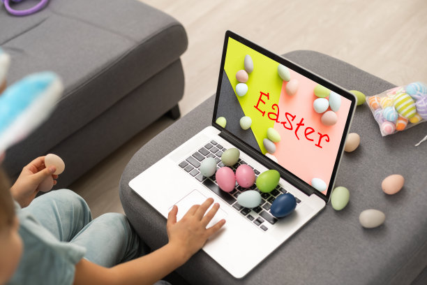 在家里的电脑上与一群人进行视频会议，在线会议。朋友们在视频里聊天，庆祝复活节。新常态与新冠肺炎概念图片下载