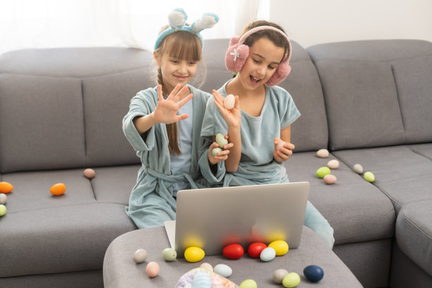 女孩们在网上展示鸡蛋和春节庆祝活动，为孩子们制作工艺品，新常态和社交距离图片下载