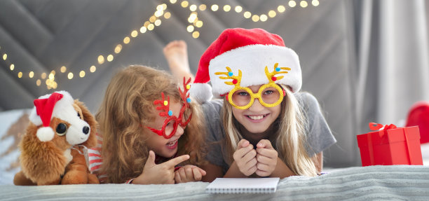 快乐微笑的女孩戴着圣诞老人的帽子图片下载