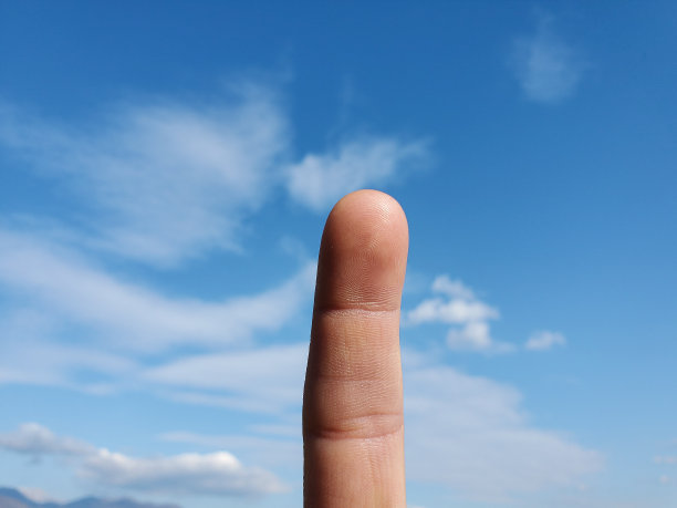 人类的指纹覆盖清晰的蓝天背景，人力理念，自由图片下载