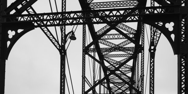 韦科吊桥钢框架特写剪影图片下载