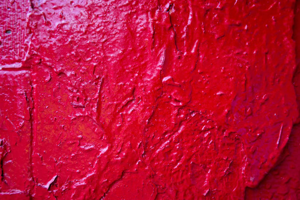 旧的混凝土墙的照片，用油漆涂成深红色，非常厚的一层。背景图片图片下载