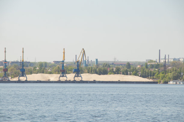 第聂伯河岸边的起重机，以第聂伯城为背景，用起重机装载沙子图片下载