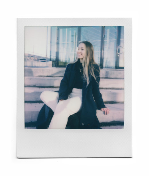 一个年轻的女商人的即时照片肖像图片下载