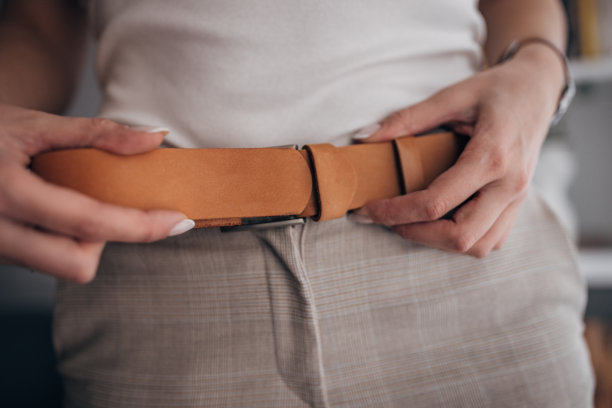 女人穿着现代皮带图片下载