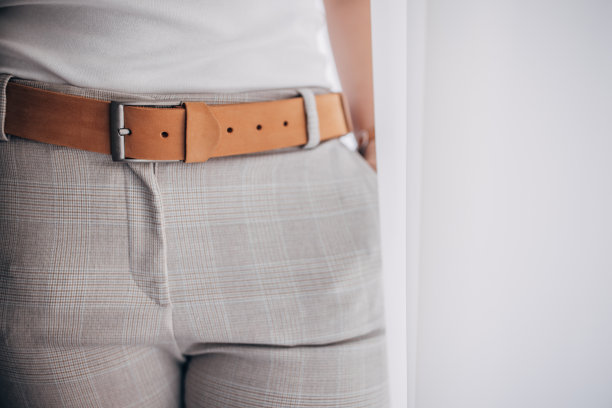 女人穿着现代皮带图片下载