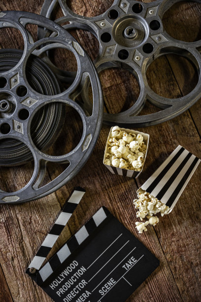 黑白条纹袋爆米花隔板和电影卷轴上的复古木材背景图片下载