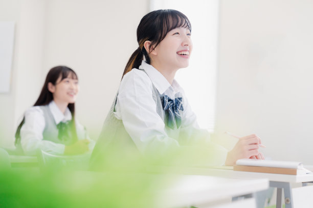 学生们在教室里上课图片下载