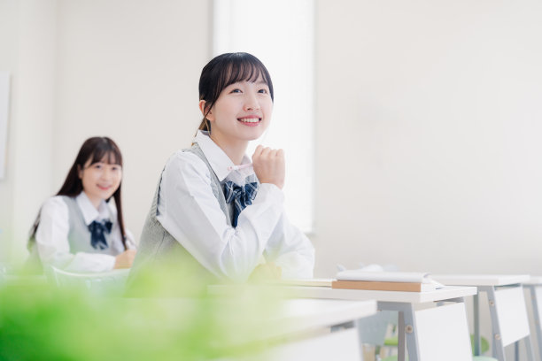 学生们在教室里上课图片下载