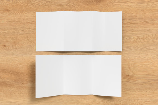 三轮车小册子A4小册子模型在木制背景图片下载