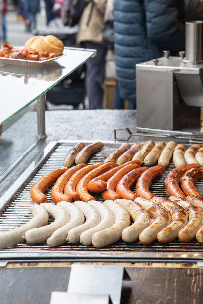 热狗摊的炉排上放着各种德国香肠图片下载