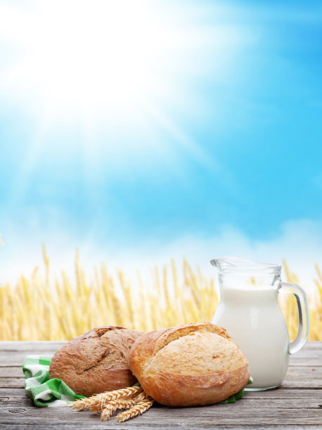 自制的面包和牛奶放在木桌上图片下载