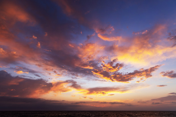 海面上五彩缤纷的夕阳图片下载