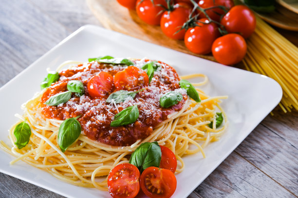 配上一盘意大利肉酱面图片下载