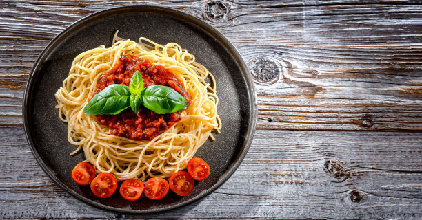 配上一盘意大利肉酱面图片下载