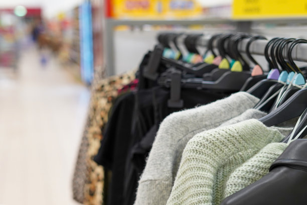 零售店里挂在衣架上的女装。时尚与购物理念图片下载