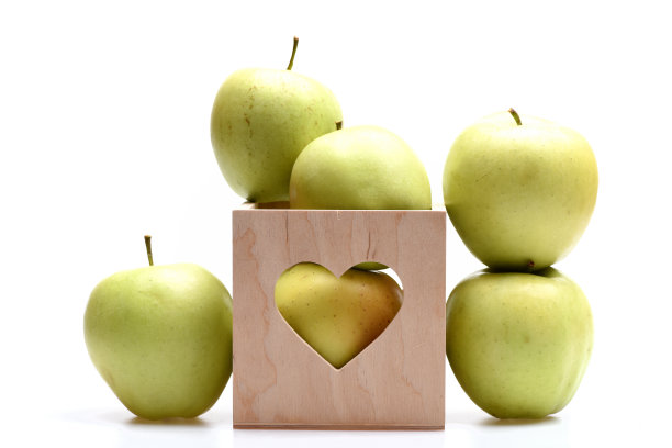 一套装有心形的木制情人节礼物盒图片下载