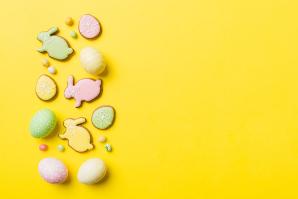 彩色背景的复活节彩蛋和饼干。色彩柔和的彩蛋。假日概念与复制空间图片下载