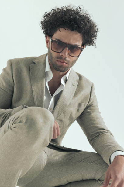 发型酷炫的土耳其英俊男子图片下载