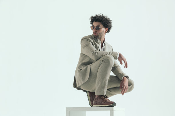 穿着西装蹲着的土耳其商人图片下载