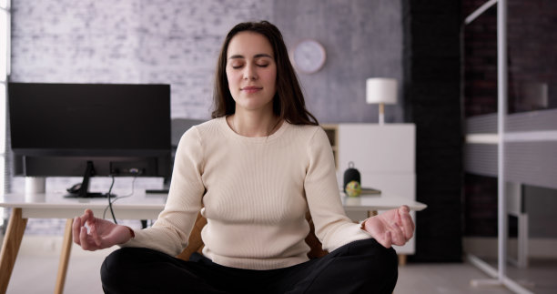 员工做心理健康瑜伽冥想图片下载