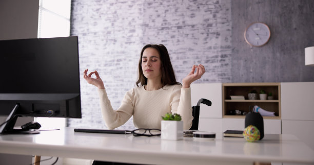 在办公椅上进行健康的瑜伽冥想练习图片下载