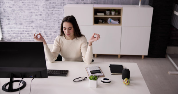 在办公椅上进行健康的瑜伽冥想练习图片下载