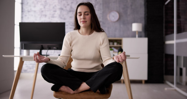 员工做心理健康瑜伽冥想图片下载